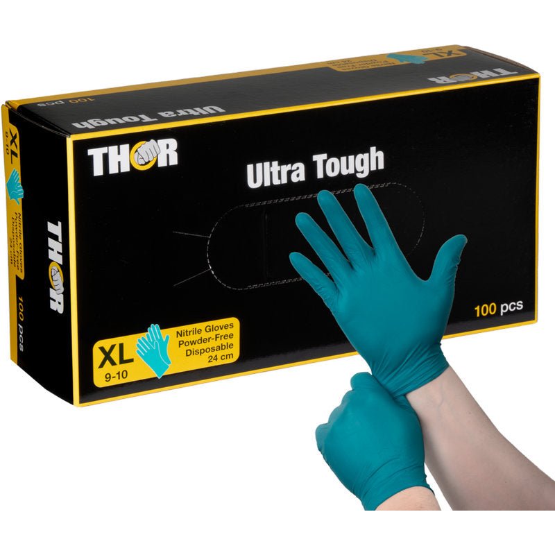 Una persona indossa un guanto in nitrile verde davanti a una scatola nero-gialla "Thor Ultra Tough, Verde" della Abena Re-Seller GmbH, che evidenzia questo prodotto robusto, ideale per attività all'aperto e compiti che richiedono una forte protezione.