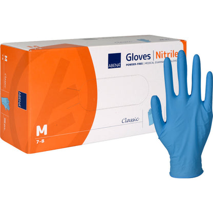 Abgebildet ist eine Schachtel mit der Aufschrift "Abena Re-Seller GmbH Nitril-Handschuhe Classic, puderfrei, blau" in der Größe medium mit einem einzelnen aufrechten blauen Handschuh. Die meist weiße Schachtel mit orangen und blauen Akzenten passt zu medizinischen Einrichtungen.