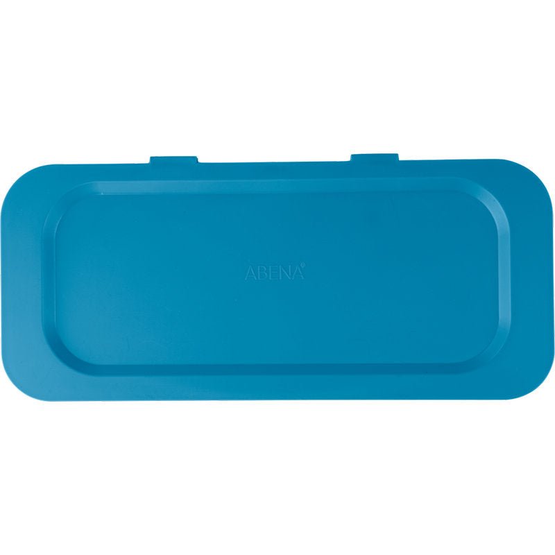 Un coperchio di plastica blu con angoli arrotondati e un bordo rialzato, visto dall'alto. Al centro c'è scritto "ABENA". Coperchio per contenitore di rifiuti Sækko Boy di Abena Re-Seller GmbH, adatto per l'uso nel sistema di separazione dei rifiuti.