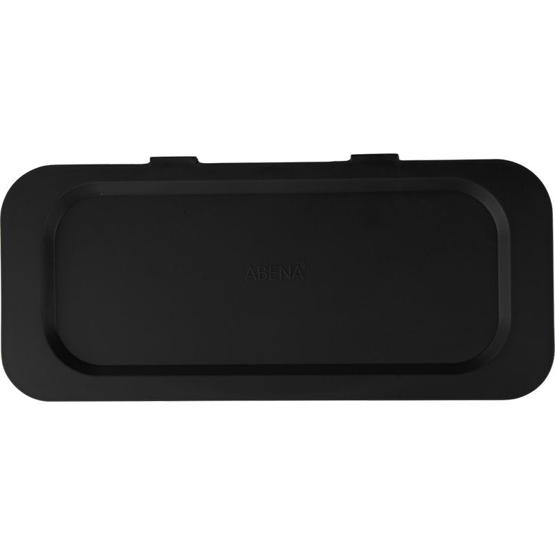 Un coperchio di plastica nero piatto e rettangolare con angoli arrotondati e due linguette, progettato come accessorio per il coperchio per contenitore di rifiuti Sækko Boy di Abena Re-Seller GmbH. Al centro è impresso "ABENA". Lo sfondo è bianco.