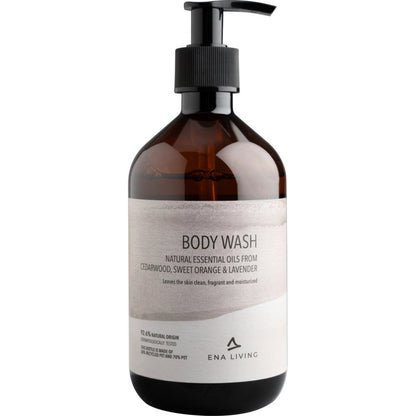 Il ENA Living Body Wash, 500 ml di Abena Re-Seller GmbH (scatola con 8 confezioni), cura idratando con oli essenziali di cedro, arancia e lavanda. Il design bianco sottolinea la delicata lozione per il corpo.