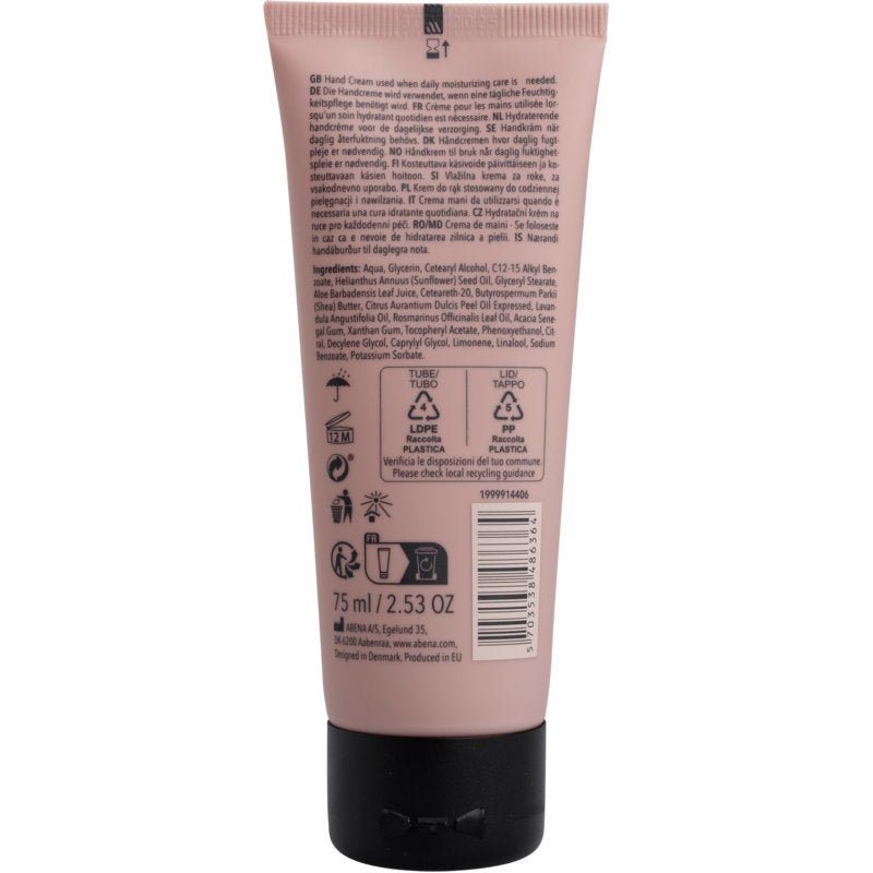 Un tubo rosa da 75 ml di crema per le mani ENA Living della Abena Re-Seller GmbH per mani secche, visto dal retro con informazioni sul prodotto, ingredienti, codice a barre, simboli di riciclaggio e avvertenze in caratteri neri. Disponibile anche in cartoni (18 confezioni).