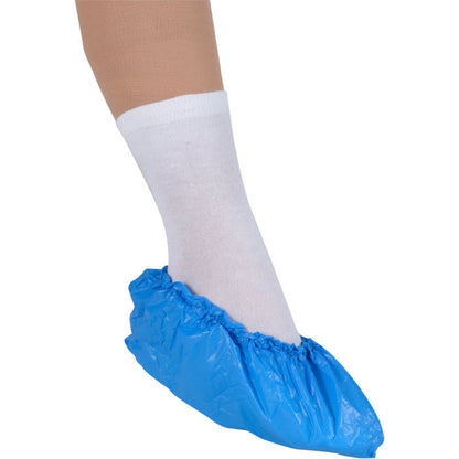 Ein Fuß in einer weißen Socke wird durch Abena Re-Seller GmbH Überschuhe, 15 cm 35 my CPE, Blau, geschützt, die als praktische Einweg-Überschuhe hygienischen Schutz bieten.