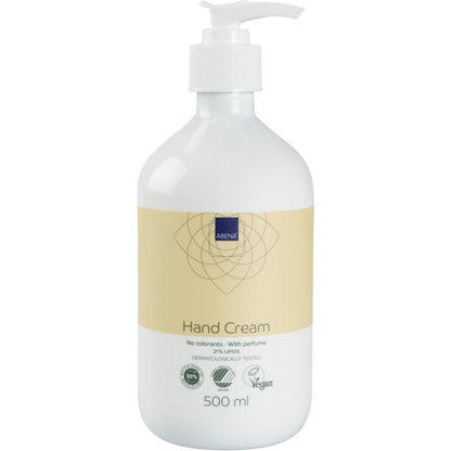 Un flacone dosatore bianco da 500 ml con l'etichetta "Crema per le mani, 21% di contenuto di grassi, leggermente profumata" di Abena Re-Seller GmbH; etichetta beige-oro; vegano, testato dermatologicamente, profumato e privo di coloranti.