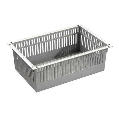 Das Novocal ABS Modul, grau, teilbar mit Auszugsstopps, ist ein rechteckiger Kunststoffkorb mit verstärktem Rand, senkrechten Schlitzen und flachem Boden - Teil des Novocal Aufbewahrungssystems.