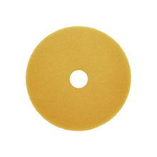 Un blocco Arcora Sunshine Fine No3 di forma circolare e giallo (cartone, 10 pezzi) di Arcora International GmbH con foro centrale, visto dall'alto su sfondo bianco - perfetto come articolo per la pulizia commerciale.