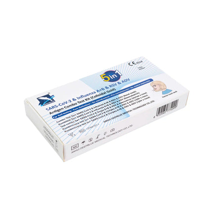 Il test rapido antigenico Altruan DeepBlue Combo 5in1 (SARS-CoV-2, Influenza A+B, RSV e Adenovirus) viene fornito in una confezione rettangolare blu e bianca con istruzioni e dettagli del prodotto. La confezione contiene 1 pezzo.