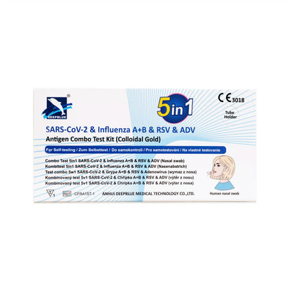 Una scatola bianca con la scritta "DeepBlue Combo 5in1 - Test rapido antigenico - SARS-CoV-2, Influenza A+B, RSV e Adenovirus | Altruan" offre un pratico autotest con tampone nasale (1 pezzo) per diversi virus. Testo blu e loghi completano il design.