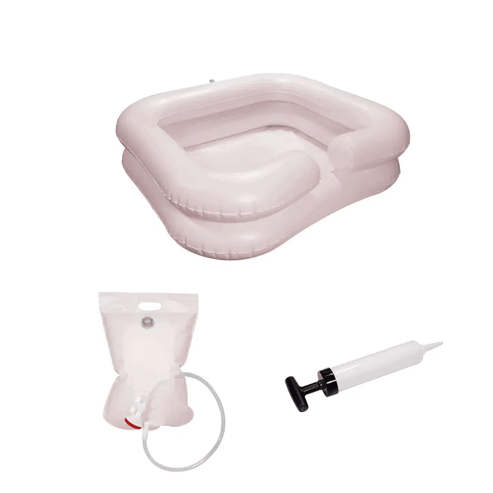 L'articolo in esaurimento: lavabo AMPri con doccia e pompa, gonfiabile di AMPri Handelsgesellschaft mbH con pompa a mano e sacca d'acqua è presentato per il lavaggio dei capelli da sdraiati su sfondo bianco.