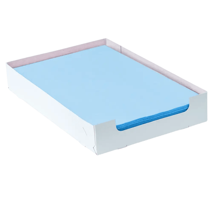 Un ordinato mucchio di fogli di carta filtro per vassoi AMPri Dental Kreppauflage blu 18 x 28 cm è presentato in un vassoio di cartone bianco con lati aperti. Questo vassoio rettangolare mantiene la carta perfettamente allineata e minimalista, ideale per routine di cura dentale organizzate, fornito da AMPri Handelsgesellschaft mbH.