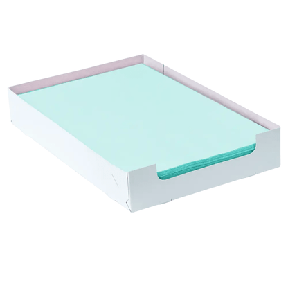 Un foglio di carta filtro per vassoi AMPri Dental Kreppauflage di colore azzurro con dimensioni 18 x 28 cm è pulitamente disposto in un vassoio bianco aperto di AMPri Handelsgesellschaft mbH. Il vassoio ha lati leggermente rialzati e un fondo piatto.