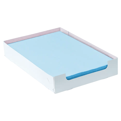 Un mucchio di carta filtro per vassoi AMPri Dental Kreppauflage azzurro nel formato 18 x 28 cm è pulitamente disposto in una scatola di cartone bianca con lati aperti, risultando così la scelta ideale per un'organizzazione efficace dello studio dentistico.
