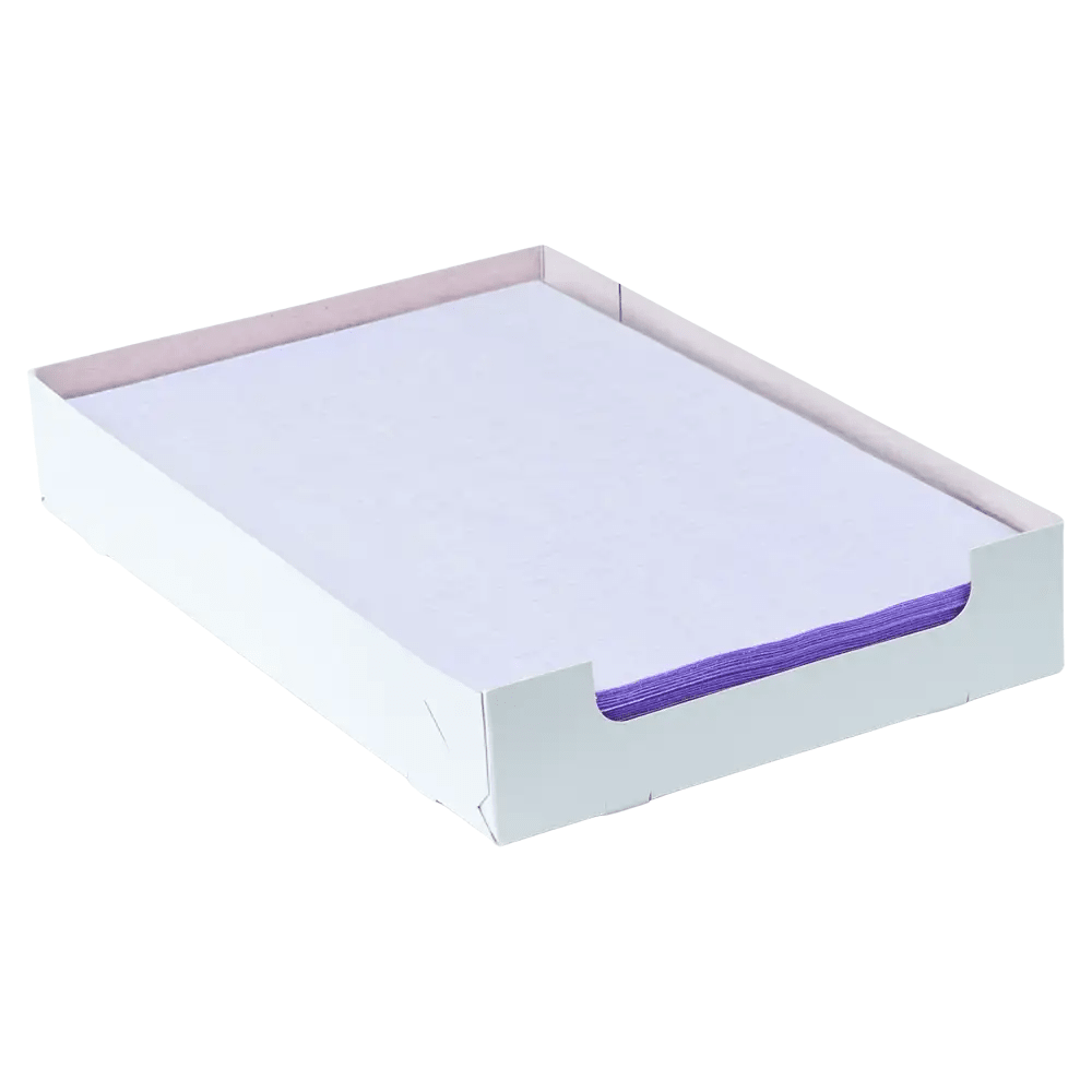 In una scatola di cartone bianca di AMPri Handelsgesellschaft mbH si trova un mucchio di fogli di carta filtro per vassoi AMPri Dental Kreppauflage viola nel formato 18 x 28 cm. Il foglio superiore è bianco e lascia trasparire leggermente i bordi viola sottostanti. La scatola è aperta in alto e ha un design semplice.