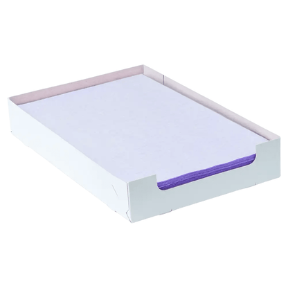 In una scatola di cartone bianca di AMPri Handelsgesellschaft mbH si trova un mucchio di fogli di carta filtro per vassoi AMPri Dental Kreppauflage viola nel formato 18 x 28 cm. Il foglio superiore è bianco e lascia trasparire leggermente i bordi viola sottostanti. La scatola è aperta in alto e ha un design semplice.