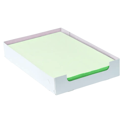 Un ordinato mucchio di fogli di carta filtro per vassoi AMPri Dental Kreppauflage verde chiaro nel formato 18 x 28 cm è disposto in una scatola di cartone bianca aperta. I lati bassi della scatola di AMPri Handelsgesellschaft mbH permettono un facile accesso ai fogli superiori.