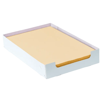 Un mucchio di fogli di carta filtro per vassoi AMPri Dental Kreppauflage color beige nel formato 18 x 28 cm è ordinatamente disposto in una scatola di cartone bianca aperta senza coperchio. La scatola è stata progettata da AMPri Handelsgesellschaft mbH per mantenere la carta saldamente al suo posto.