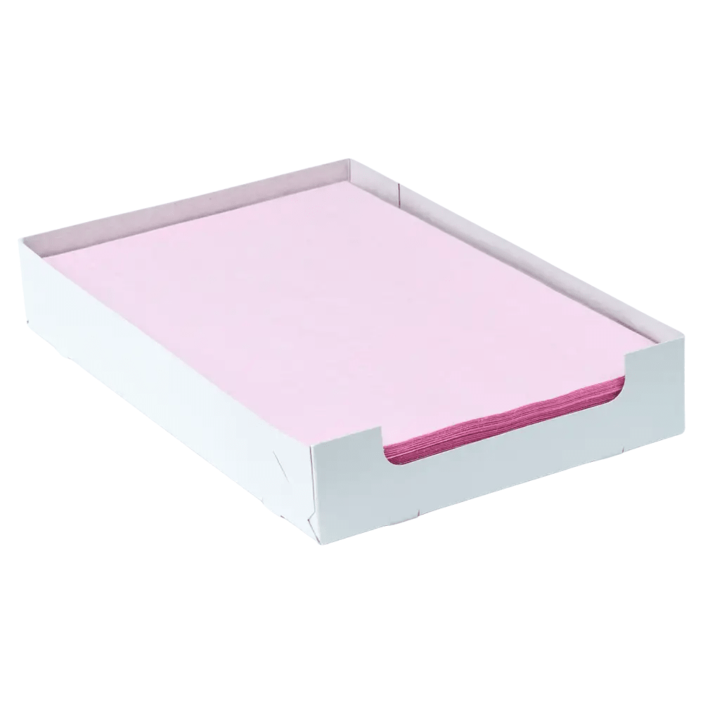 Un mucchio di carta rosa, simile alla carta filtro per vassoi AMPri Dental Kreppauflage in vari colori, è ordinatamente disposto in un vassoio bianco. I lati bassi del vassoio di AMPri Handelsgesellschaft mbH rivelano i bordi accuratamente ordinati della carta.