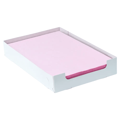Un mucchio di carta rosa, simile alla carta filtro per vassoi AMPri Dental Kreppauflage in vari colori, è ordinatamente disposto in un vassoio bianco. I lati bassi del vassoio di AMPri Handelsgesellschaft mbH rivelano i bordi accuratamente ordinati della carta.