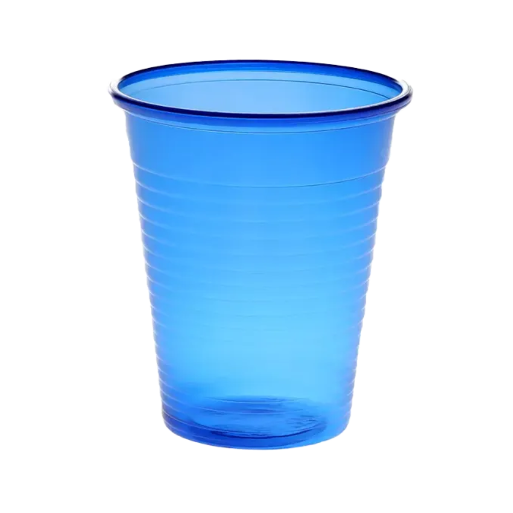 Il bicchiere per sciacqui orali AMPri Dental PP della AMPri Handelsgesellschaft mbH presenta una tonalità blu brillante, tipica dei bicchieri monouso utilizzati negli studi dentistici. Questo bicchiere da 180 ml in polipropilene traslucido ha un design snello e cilindrico con un bordo leggermente svasato e scanalature orizzontali, tutti presentati su uno sfondo bianco semplice.