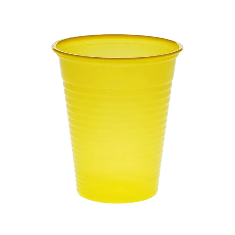 Un bicchiere monouso AMPri Dental giallo in polipropilene con scanalature verticali è posizionato in piedi su uno sfondo bianco semplice. Ideale per l'uso negli studi dentistici come bicchiere da risciacquo monouso.
