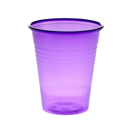 Davanti a uno sfondo bianco semplice si vede un bicchiere da risciacquo AMPri Dental PP, un bicchiere di plastica viola traslucido in polipropilene. Il bicchiere è spesso utilizzato come bicchiere monouso da risciacquo negli studi dentistici e presenta un bordo ampio e scanalature verticali lungo il corpo.