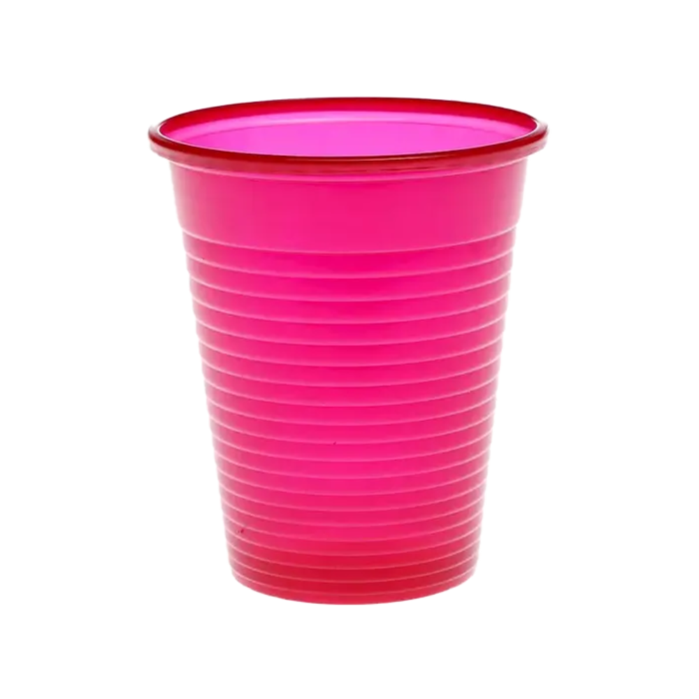 Un bicchiere da risciacquo AMPri Dental PP rosa brillante in polipropilene con scanalature orizzontali è presentato su uno sfondo bianco semplice.