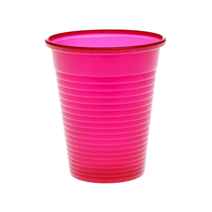 Un bicchiere da risciacquo AMPri Dental PP rosa brillante in polipropilene con scanalature orizzontali è presentato su uno sfondo bianco semplice.