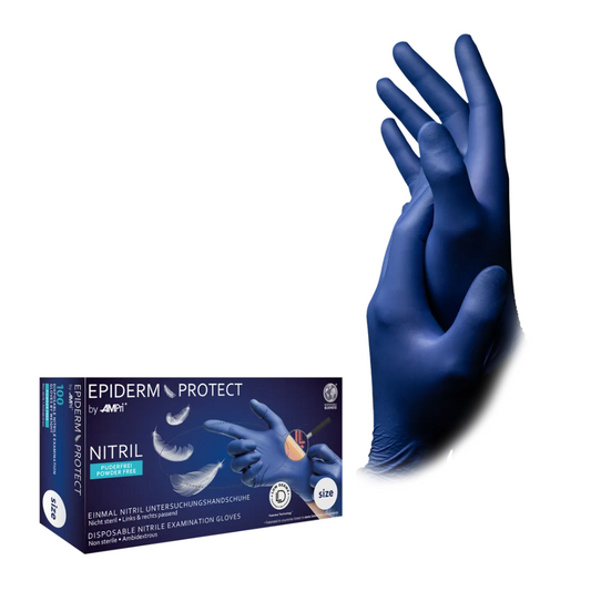 Eine Schachtel AMPri Epiderm Protect Nitrilhandschuhe von MED-COMFORT puderfrei, metallblau (100 Stück) der AMPri Handelsgesellschaft mbH wird neben einem Paar Hände mit metallblauen Handschuhen ausgestellt. Auf der Schachtel mit der Aufschrift „puderfrei“ ist eine nach rechts zeigende Hand abgebildet.