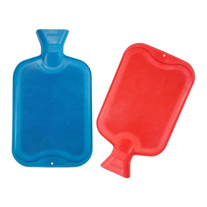 A sinistra si vede una borsa dell'acqua calda in gomma AMPri blu con tappo a vite da 2 litri con superficie strutturata, a destra il corrispondente rettangolare rosso. Entrambi i modelli della AMPri Handelsgesellschaft mbH sono spesso utilizzati negli ospedali per garantire maggiore comfort e calore.