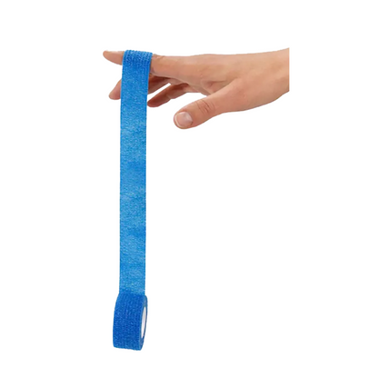 Una mano tiene un rotolo di cerotto adesivo AMPri Joy2Protect in blu, con il nastro parzialmente srotolato e penzolante. Lo sfondo bianco semplice mette in risalto sia il nastro che la mano, rendendolo perfetto per l'uso in ambito industriale o ospedaliero.