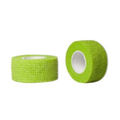 Il cerotto AMPri Joy2Protect, disponibile in una confezione con due rotoli delle dimensioni di 2,5 cm x 4,5 m, è mostrato in verde. Un rotolo è in posizione verticale, mentre l'altro è sdraiato, mostrando il nucleo interno e la superficie strutturata. Questo nastro della AMPri Handelsgesellschaft mbH è ideale per l'uso medico o sportivo, rendendolo adatto per ambienti ospedalieri o applicazioni industriali.