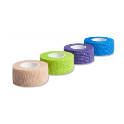 Quattro rotoli di cerotto AMPri Joy2Protect, ciascuno di 2,5 cm x 4,5 m, sono disposti orizzontalmente uno accanto all'altro. I cerotti, ideali per l'uso in ospedali, sono disponibili in beige, verde, viola e blu e presentano un nucleo interno bianco distintivo. La superficie strutturata offre un'ottima presa e supporto.


