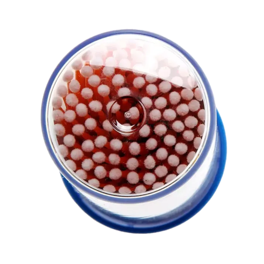 Una vista dall'alto del contenitore di plastica trasparente mostra gli applicatori monouso AMPri MED-COMFORT per esigenze dentali, ideali per lavori precisi. Questi microapplicatori hanno punte bianche e steli rossi, con la base blu visibile attraverso la copertura trasparente - un'aggiunta perfetta per le tue esigenze dentali. Questa scatola contiene 400 pezzi ed è fornita da AMPri Handelsgesellschaft mbH.