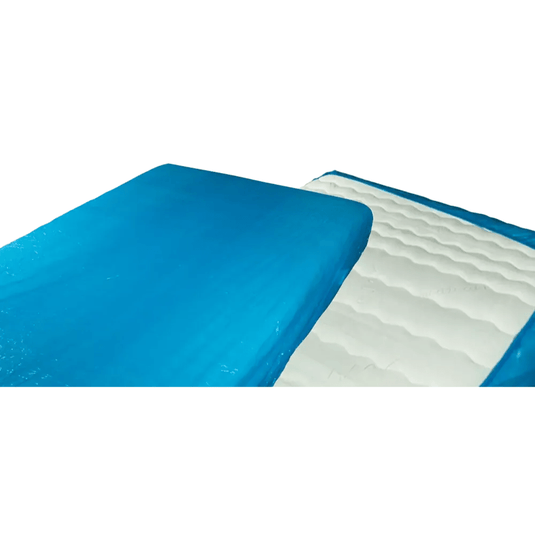 Primo piano di un coprimaterasso in gel blu e bianco, simile al coprimaterasso monouso AMPri MED-COMFORT PE con elastico (210 x 90 x 20 cm) prodotto da AMPri Handelsgesellschaft mbH. La parte blu copre la maggior parte della superficie superiore, mentre quella bianca presenta una trama ondulata. L’immagine mostra una parte ripiegata all’indietro, in modo simile ai coprimaterassi ospedalieri in polietilene.