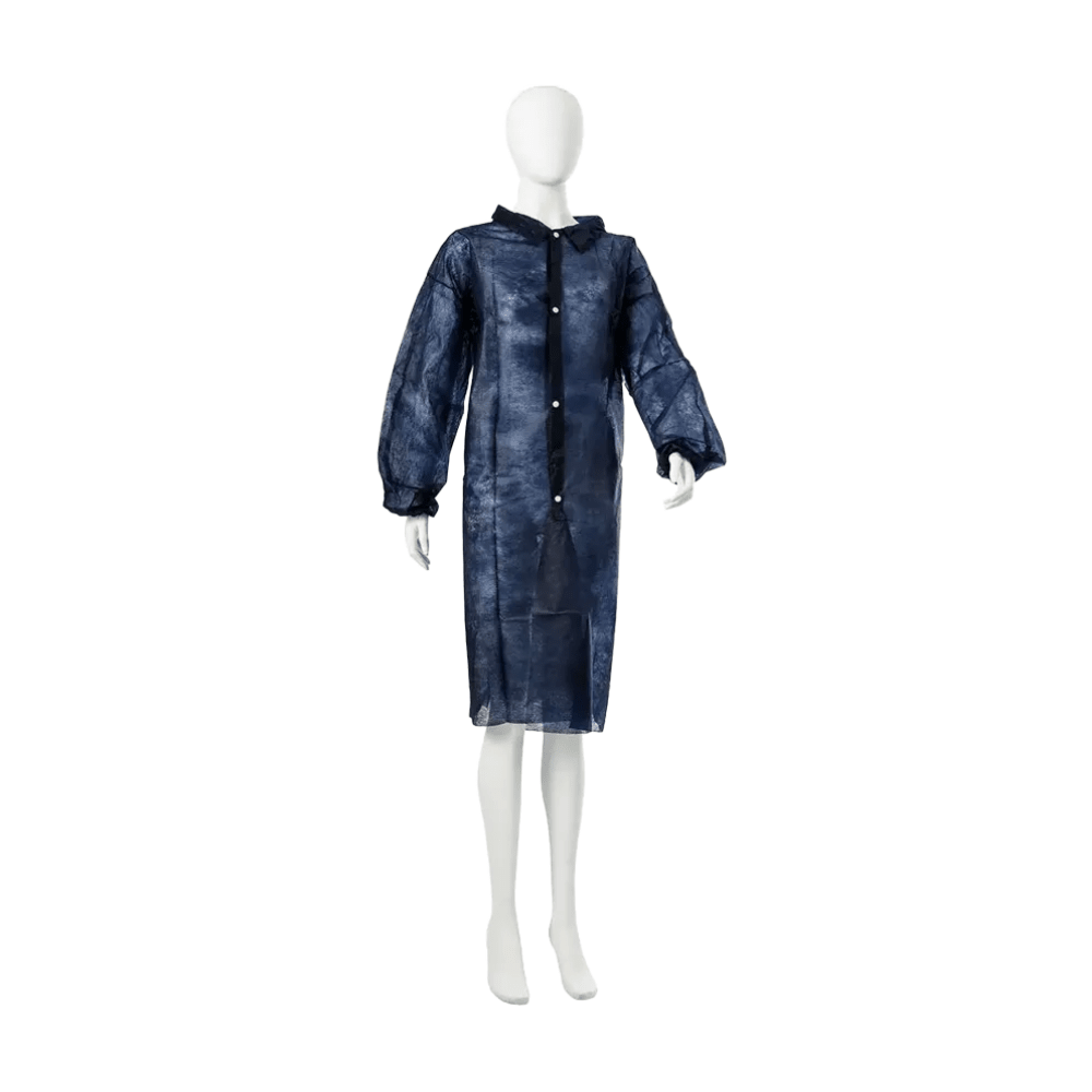 Sul manichino è visibile un cappotto lungo fino al ginocchio con maniche lunghe e motivo batik blu-nero. Simile al camice da visita in PP di AMPri MED-COMFORT della AMPri Handelsgesellschaft mbH, offre una protezione igienica monouso con bottoni frontali e colletto.