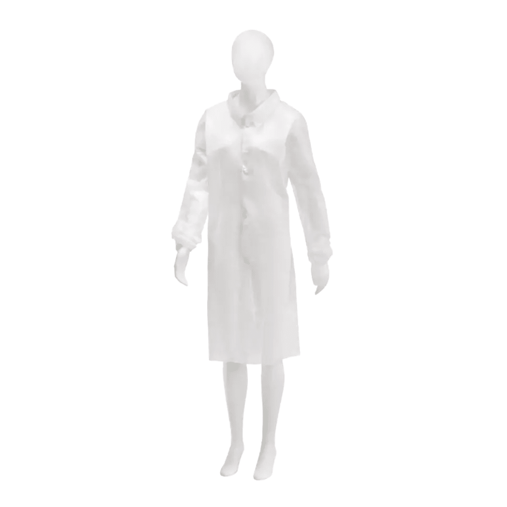 In una presentazione clinica e professionale, il manichino bianco presenta un camice da visita in PP di AMPri MED-COMFORT della AMPri Handelsgesellschaft mbH. Il lungo camice da laboratorio, progettato per una protezione igienica monouso, ha maniche lunghe e chiusure a bottoni sul davanti. Davanti a uno sfondo bianco semplice, questo capo in polipropilene emana una sensazione di pulizia e professionalità.