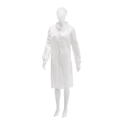 In una presentazione clinica e professionale, il manichino bianco presenta un camice da visita in PP di AMPri MED-COMFORT della AMPri Handelsgesellschaft mbH. Il lungo camice da laboratorio, progettato per una protezione igienica monouso, ha maniche lunghe e chiusure a bottoni sul davanti. Davanti a uno sfondo bianco semplice, questo capo in polipropilene emana una sensazione di pulizia e professionalità.
