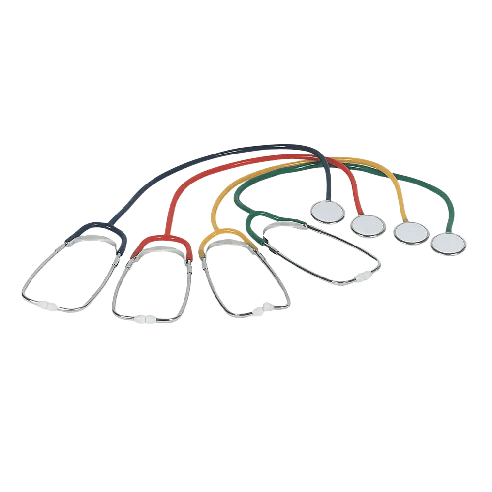 Quattro stetoscopi a testa piatta AMPri MED-COMFORT in PVC, disponibili in blu marino, rosso, giallo e verde dalla AMPri Handelsgesellschaft mbH, sono disposti ordinatamente uno accanto all'altro. I petti sono perfettamente allineati in una fila, mentre i tubi formano eleganti archi sopra di essi. Sono ideali per l'uso negli ospedali.