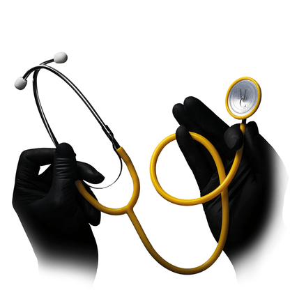 Due mani con guanti neri tengono uno stetoscopio a testa piatta AMPri MED-COMFORT in PVC di colore giallo su uno sfondo bianco. Lo stetoscopio avvolto e fatto di cloruro di polivinile, con membrana visibile, assomiglia agli stetoscopi che si trovano comunemente negli ospedali.