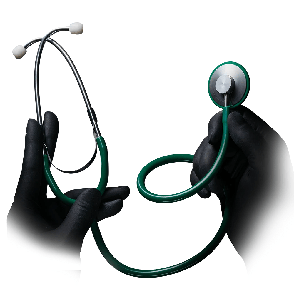 Due mani guantate tengono uno stetoscopio verde AMPri MED-COMFORT a testa piatta in PVC della AMPri Handelsgesellschaft mbH su uno sfondo bianco. La mano sinistra tiene l'auricolare, mentre la mano destra afferra la membrana - uno strumento indispensabile negli ospedali.