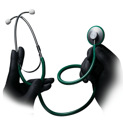 Due mani guantate tengono uno stetoscopio verde AMPri MED-COMFORT a testa piatta in PVC della AMPri Handelsgesellschaft mbH su uno sfondo bianco. La mano sinistra tiene l'auricolare, mentre la mano destra afferra la membrana - uno strumento indispensabile negli ospedali.