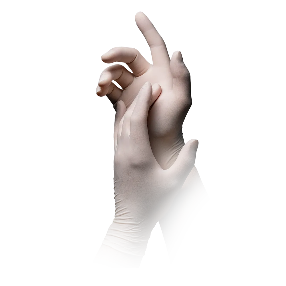 Abgebildet ist ein Paar Hände, die AMPri MED-COMFORT Polymer Plus Latexhandschuhe puderfrei, weiß | Box (100 Stück) tragen. Eine Hand zieht einen Handschuh an, während die andere teilweise bedeckt ist, was den Vorgang des Anziehens der puderfreien Handschuhe betont. Der Hintergrund ist weiß und minimalistisch und hebt den Chemikalienschutz der AMPri Handelsgesellschaft mbH hervor.