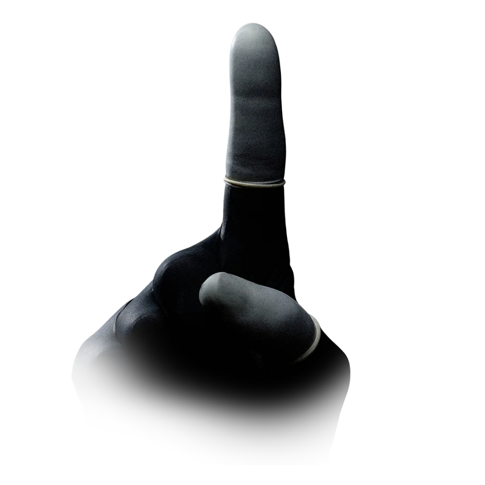 Un'immagine in bianco e nero di una mano che fa un gesto verso l'alto con l'indice esteso. La mano sembra indossare un sottile anello chiaro sul dito medio, che indica i ditali in lattice AMPri MED-COMFORT disponibili in diverse dimensioni. Lo sfondo è bianco e la parte inferiore dell'immagine sfuma nel bianco, creando un effetto di gradiente. Il prodotto è della AMPri Handelsgesellschaft mbH ed è fornito in una confezione da 100 pezzi.