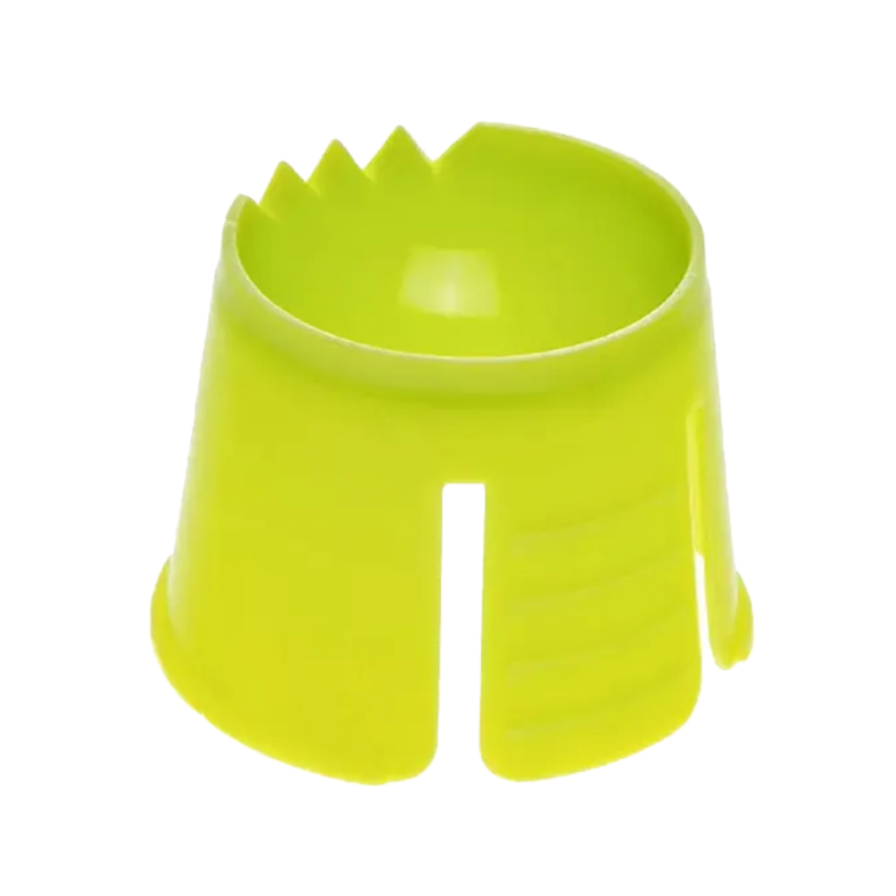 Der AMPri PP Einweg Dappenbehälter, der für den einmaligen Gebrauch zum Mischen und Abmessen von Dentalmaterialien konzipiert ist, ist ein hellgrünes zylindrisches Polypropylen-Werkzeug mit einem offenen Schlitz auf einer Seite und gezackten Kerben entlang der oberen Kante. Er stammt von der Marke AMPri Handelsgesellschaft mbH.