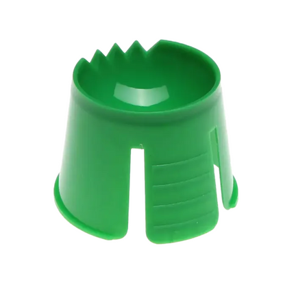 Ein grünes Objekt aus AMPri-Polypropylen, das einem konischen Becher ähnelt und an der oberen Kante Kerben und Schlitze aufweist, die möglicherweise dazu dienen, einen Gegenstand zu sichern oder an Ort und Stelle zu halten, dient als ideale Einweg-Dappenschale zum Mischen und Portionieren von Dentalmaterialien.