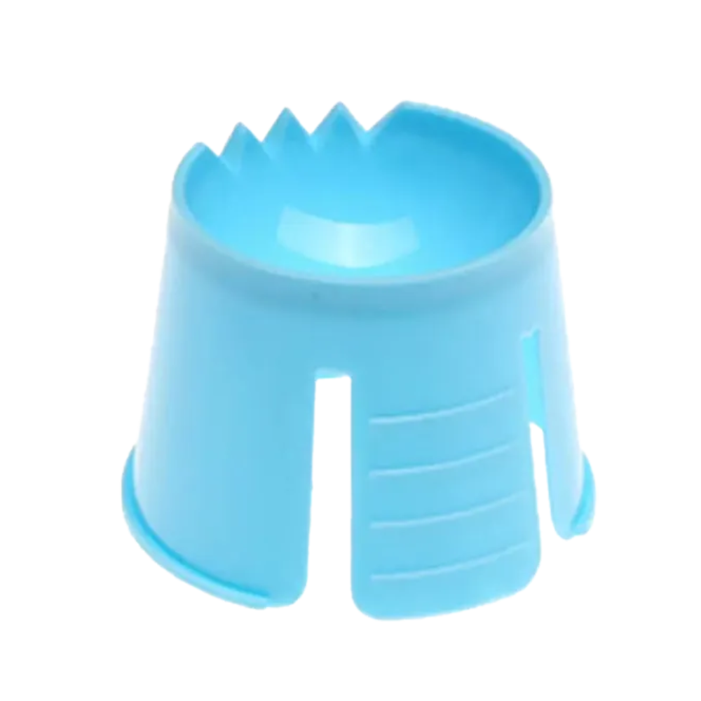 Ein krallenförmiges Werkzeug aus Polypropylen mit abgerundeter Basis und offenen Schlitzen zur Haarplatzierung, hier beschrieben als „AMPri PP Einweg Dappenbehälter“ der AMPri Handelsgesellschaft mbH.