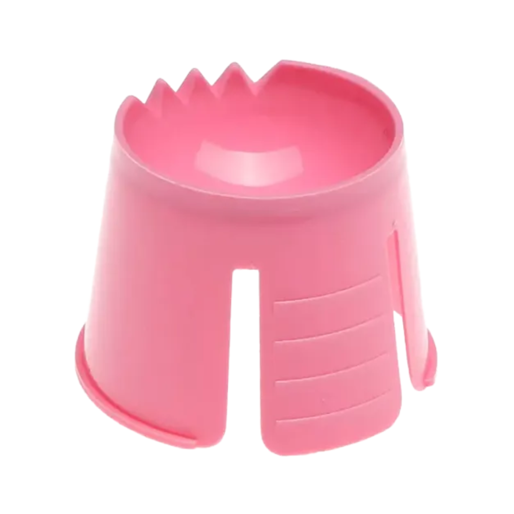 Der AMPri PP Einweg Dappenbehälter der AMPri Handelsgesellschaft mbH ist ein rosa Kunststoffbehälter aus langlebigem Polypropylen. Er verfügt über einen stabilen Boden und hat innen kleine Rillen mit vertikalen Schlitzen an den Seiten, die wahrscheinlich zum Greifen oder zu dekorativen Zwecken dienen.