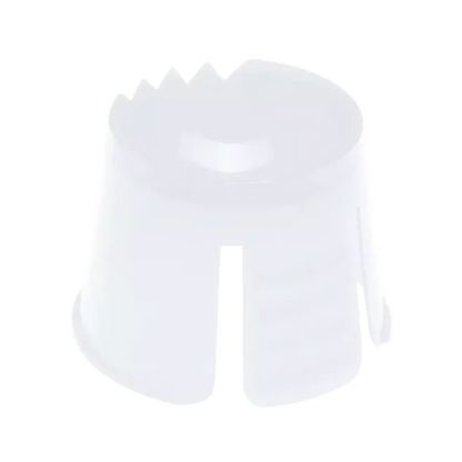 Ein weißer Kunststoffartikel mit zylindrischer Form und gewellten Kanten, der dem AMPri PP Einweg Dappenbehälter der AMPri Handelsgesellschaft mbH ähnelt. Er besteht aus Polypropylen, hat eine offene Oberseite und vertikale Schlitze an den Seiten, die üblicherweise zum Portionieren und Mischen von Dentalmaterialien verwendet werden.