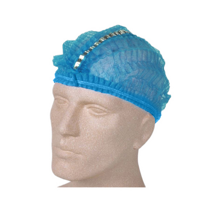 Una testa di manichino è adornata con un AMPri PP Klipphaube, una cuffia bouffant rilevabile in blu con un elastico. La cuffia strutturata in polipropilene è arricciata in alto e si adatta saldamente alla testa, garantendo il rispetto delle norme igieniche in ogni ambiente.