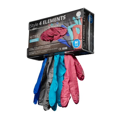 Una scatola aperta di guanti in nitrile AMPri STYLE 4 ELEMENTS senza polvere, mix di colori di AMPri Handelsgesellschaft mbH mostra guanti in quattro diversi colori – blu, grigio, rosa e viola. La scatola è contrassegnata con "M" per taglia media e indica che i guanti sono certificati CE e senza polvere.